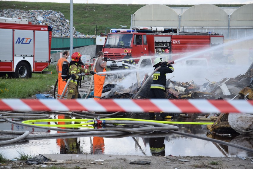 Duży pożar na wysypisku śmieci w Kędzierzynie-Koźlu. Płoną gabaryty. To kolejne takie zdarzenie w tym miejscu