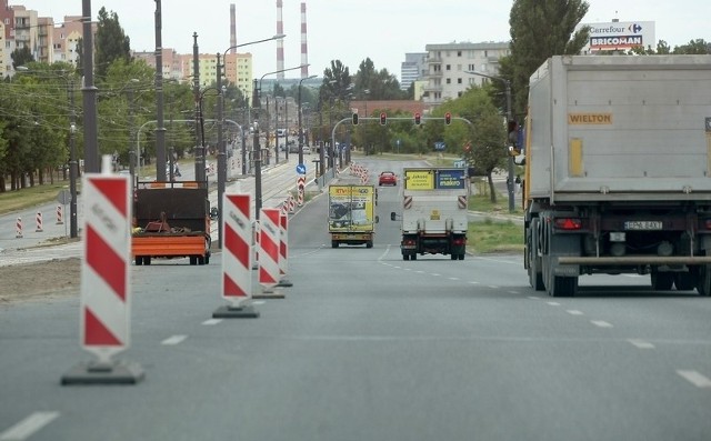 Na jezdni wciąż stoją barierki utrudniające ruch.