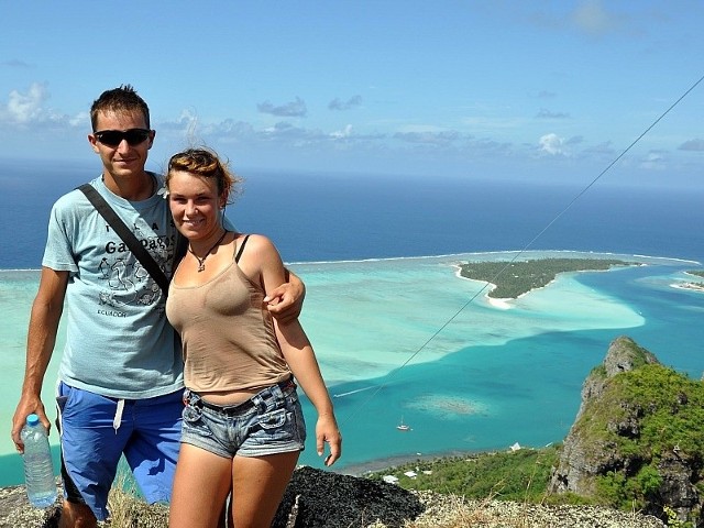 Maupiti - mały koralowy atol wraz z wulkaniczną wyspą pośrodku, ok. 40 km od Bora-Bora. W centralnej części wyspy znajduje się góra, której szczyt wznosi się na 380 m. Dawid i Marta podróżnicy na tymże szczycie.