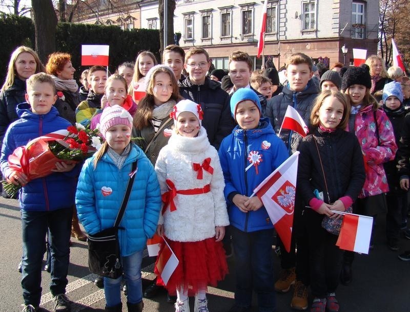 Biało-czerwony Oświęcim uczcił 98. rocznicę odzyskania przez Polskę niepodległości