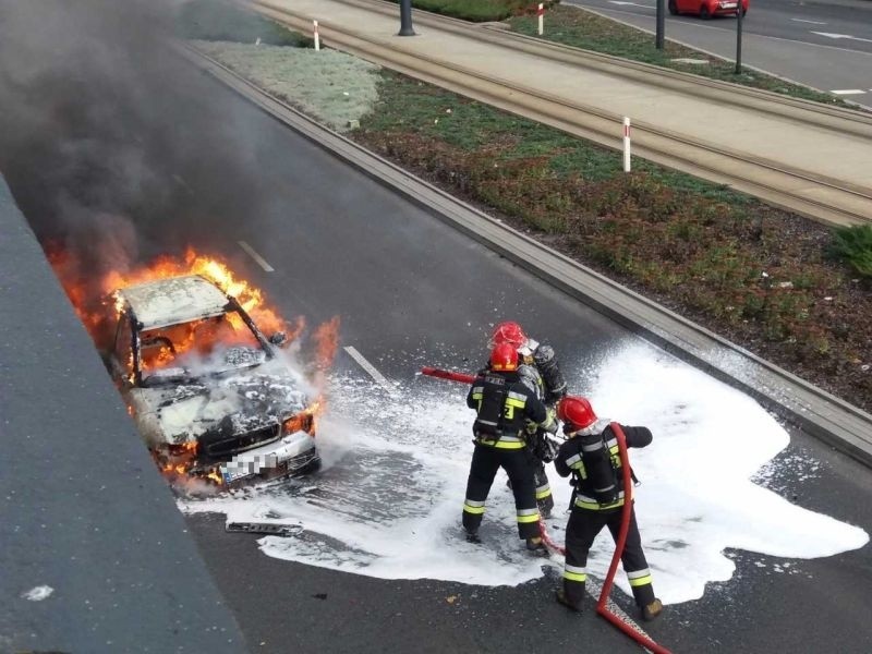 Pożar samochodu w tunelu na al. Mickiewicza. Auto zamieniło się w pochodnię ZDJĘCIA