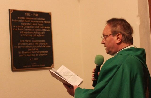 Tablicę upamiętniającą ks. Johannesa Leboka poświęcił w Chrząstowicach ks. dr Piotr Tarlinski, duszpasterz mniejszości narodowych w diecezji opolskiej.