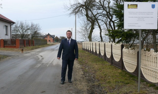 W grudniu ubiegłego roku gmina Moskorzew, dzięki pomocy budżetu państwa, oddała do użytku ponad 1,2 kilometra przebudowanej drogi z Chebdzia do Przybyszowa. Na zdjęciu wójt Andrzej Walasek.