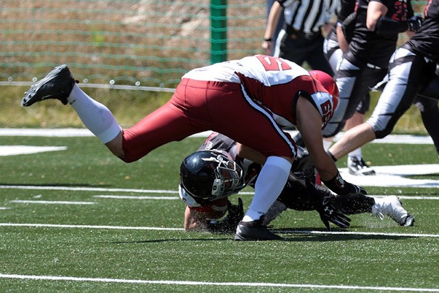 W sobotę (7 lipca) na stadionie przy ul. Botanicznej rozegrano mecz na szczycie Wataha Zielona Góra - Towers Opole. Stawką było zwycięstwo w grupie B LFA2, które daje prawo organizacji półfinału i ewentualnego finału na własnym obiekcie. Zielonogórzanie stanęli na wysokości zadania pokonując gości z Opola 60:20. Zobaczcie zdjęcia z tego meczu.Wataha Zielona Góra w półfinale, który rozegrany zostanie pod koniec lipca, zmierzy się Green Ducks Radom.Zobacz też: TYLKO W LEWO: PIĘKNE PODPROWADZAJĄCE STALI GORZÓW CZEKAJĄ NA WASZE GŁOSY! [ZDJĘCIA, WIDEO]