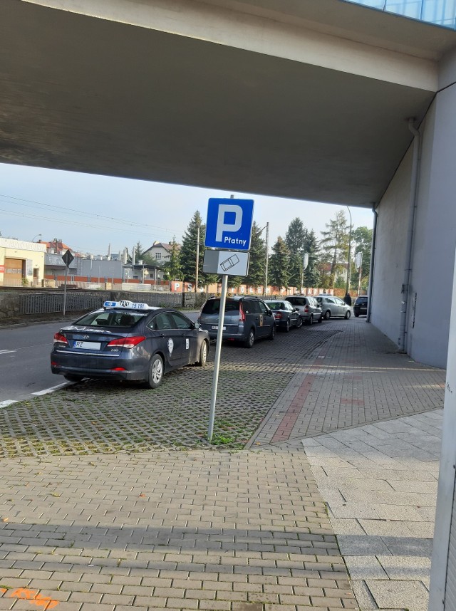 Parking pod wiaduktem Śląskim służy kierowcom za postój. Nie podoba się to pozostałym kierowcom.