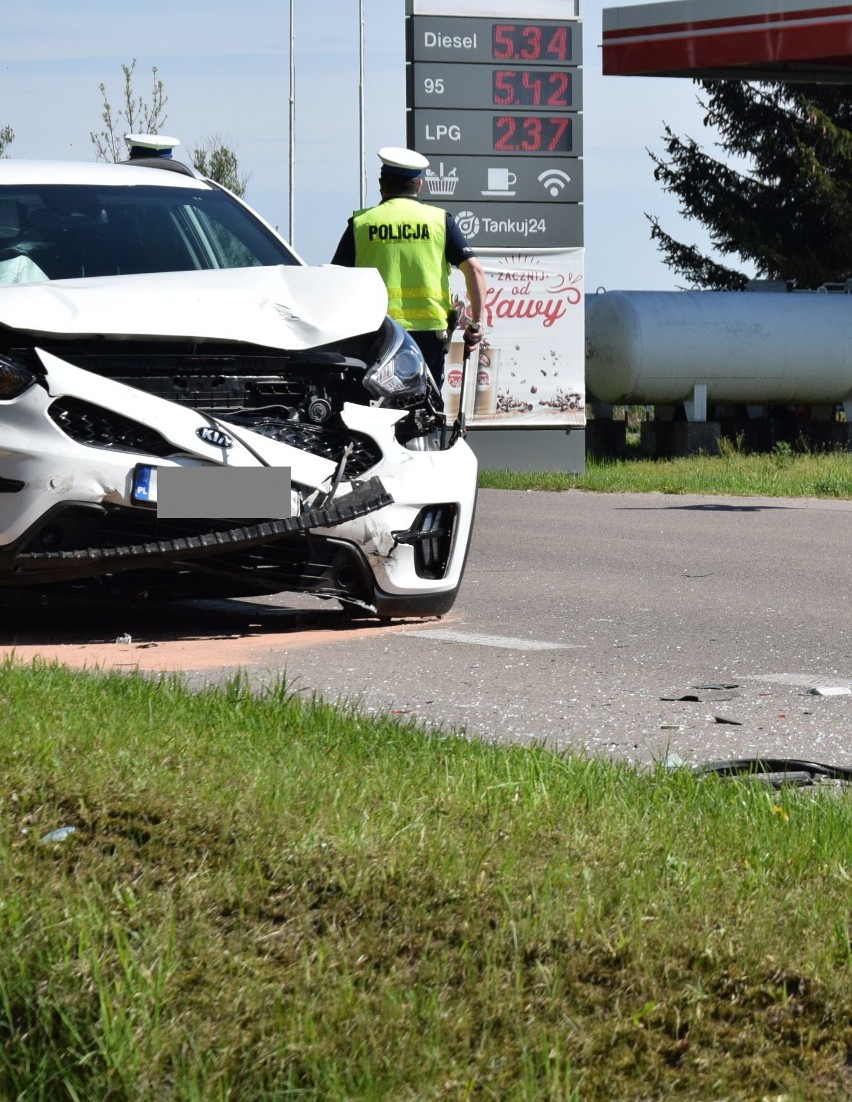 Wypadek w Damiętach, 13.05.2021. Zderzenie dwóch aut. Jedna osoba w szpitalu. Zdjęcia