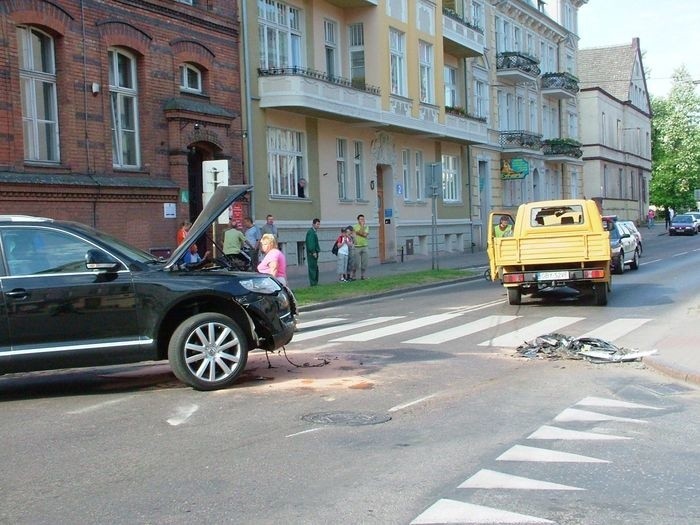 Na ul. Armii Krajowej doszlo do groLnego wypadku. Zderzyly...