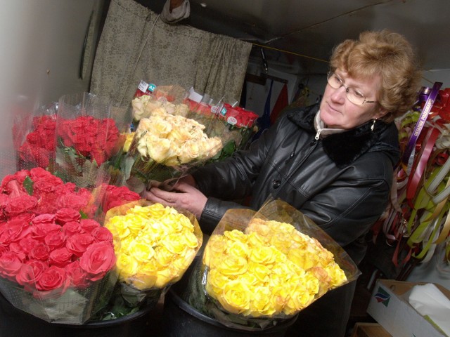 Dorota Kondyjowska sprzedaje na targu cięte kwiaty.