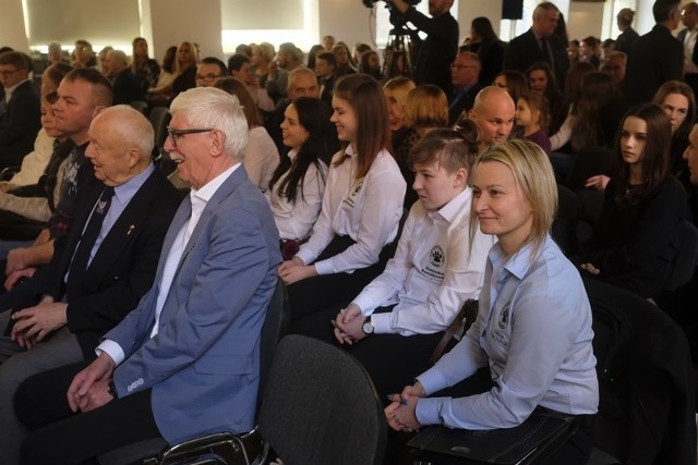 Sala Mieszczańska zgromadziła we wtorek ponad dwustu sportowc&oacute;w, kt&oacute;rym wręczono nagrody za wysokie osiągnięcia. Najliczniejsze grono wyr&oacute;żnionych to zawodnicy MKS-u Axel Toruń - nagrody otrzymało aż trzydziestu dw&oacute;ch reprezentant&oacute;w tego klubu. Szerokim gronem nagrodzonych mogą się pochwalić także Toruński Klub Sportowy DancePro (dwadzieścia osiem os&oacute;b), MKS Sokoły (dziewiętnaście os&oacute;b) i Klub Sportowy Laguna (osiemnaście os&oacute;b). Wyr&oacute;żnienia trafiły także w ręce czternastu trener&oacute;w z trzynastu klub&oacute;w oraz sześciu działaczy z czterech klub&oacute;w.