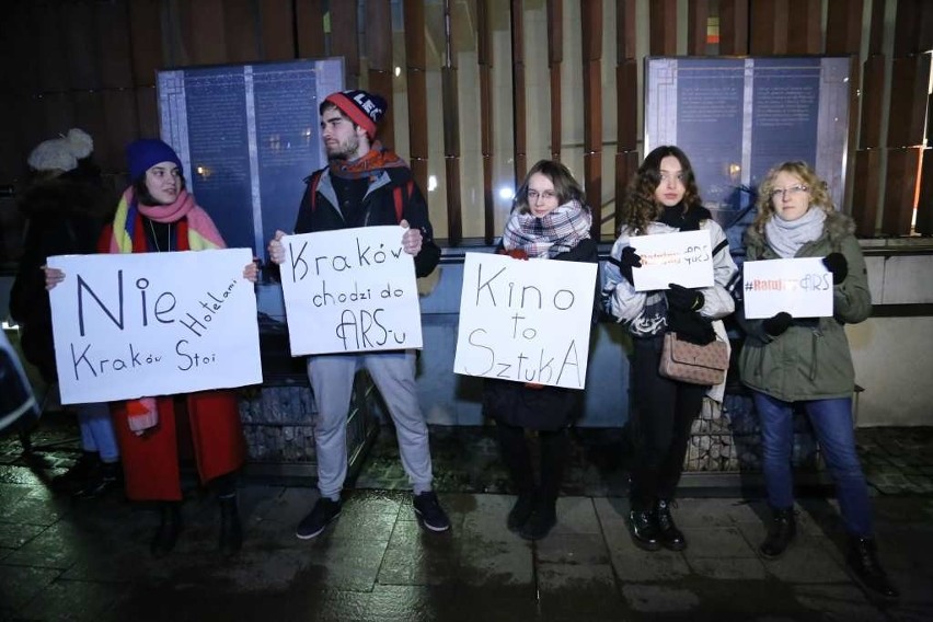 Krakowianie protestowali w obronie kina ARS. Tłumy manifestantów pod Urzędem Miasta [ZDJĘCIA]