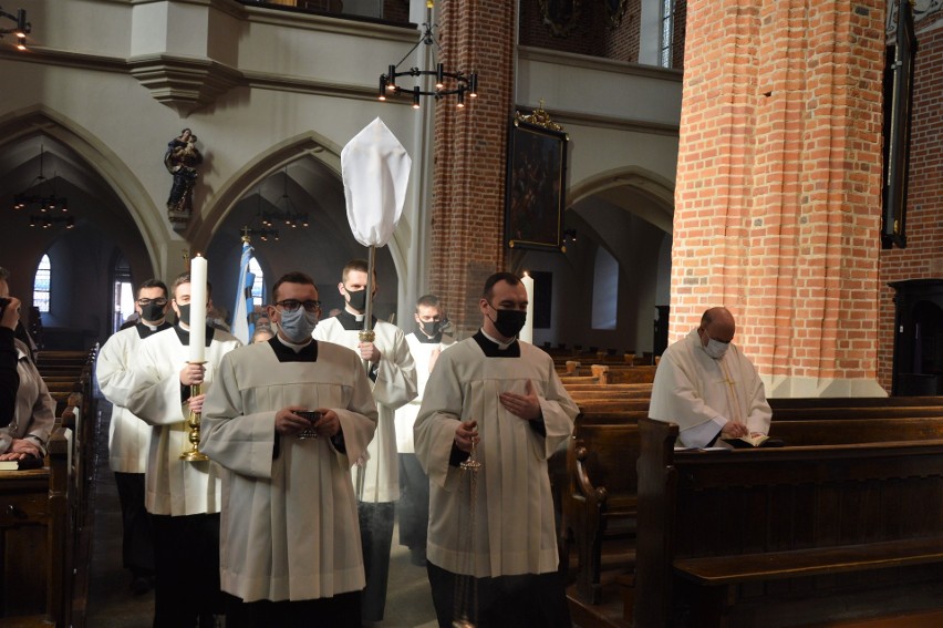 Bp Andrzej Czaja przewodniczył Mszy Krzyżma św. w katedrze opolskiej. "Przyszłość wiary młodego pokolenia powodem do niepokoju"