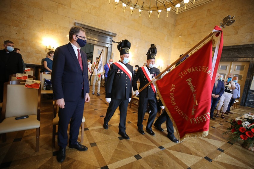 Krzyże Wolności i Solidarności w Katowicach przyznano 98...