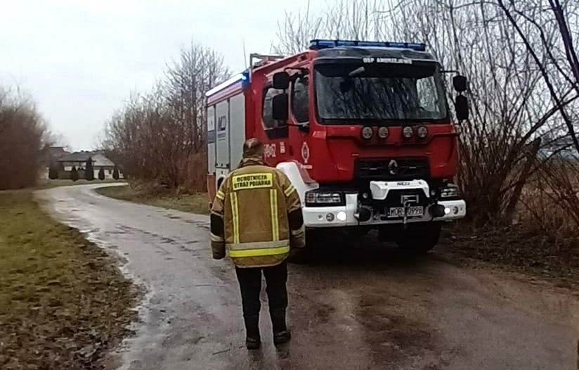 Samochód utknął na podtopionym moście. Do takiego zdarzenia doszło w miejscowości Jabłonowo-Klacze, gm. Andrzejewo, 11.02.2024