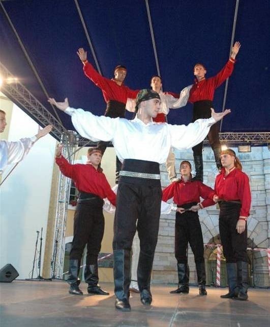Mlodziez z 6 krajów prezentuje tance w Bastionie św....