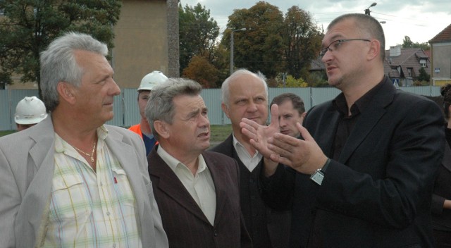 Burmistrz Sławomir Kowal (z prawej) i radny Eugeniusz Chodań (z lewej) często spierają się na sesjach i poza nimi. Obaj podkreślają, że wszystko robią dla dobra miasta.