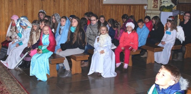 Kazimierski "poczet świętych" najmłodszych - podczas Nocy Świętych w parafii Podwyższenia Krzyża Świętego.