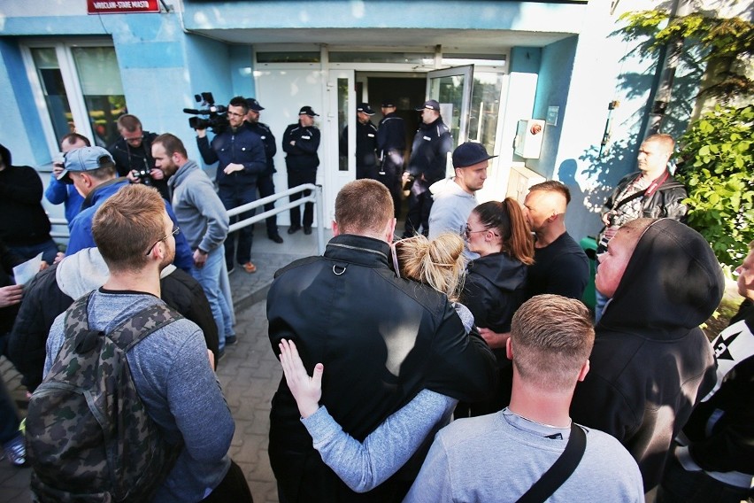 Około 100 osób protestowało pod komisariatem policji Wrocław...