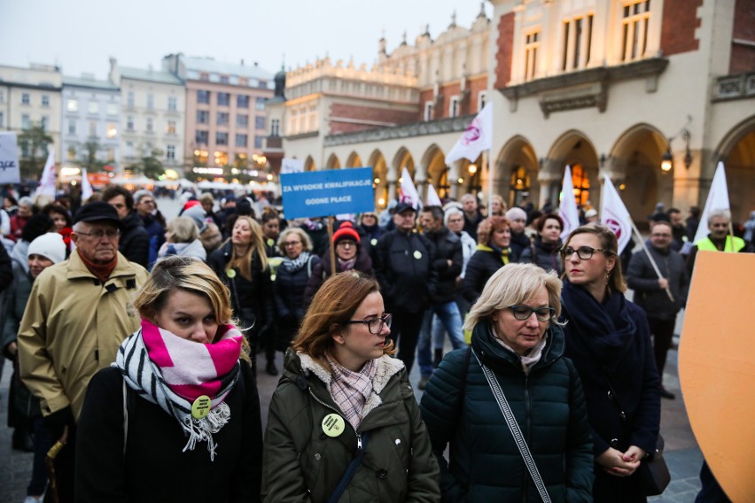 Nauczyciele protestowali na Rynku Głównym w Krakowie [GALERIA]