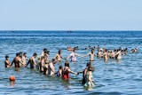 Akcja poszukiwawcza na wodach zatoki w Sopocie. Na szczęście kobietę odnaleziono w okolicach parkingu