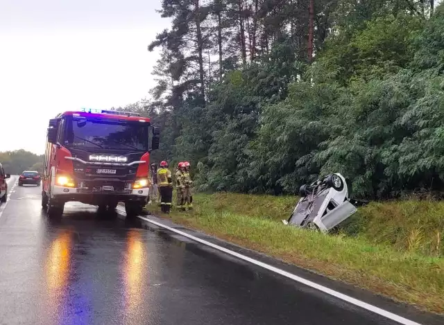 Niedostosowanie prędkości do warunków panujących na drodze to jedna z głównych przyczyn wypadków w okresie jesienno-zimowym.