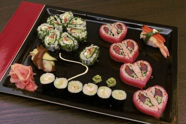 Zestaw KOI z elementami w kształcie serca i kwiatowymi motywami to nowość w restauracji Sushi Nigiri w Kielcach.