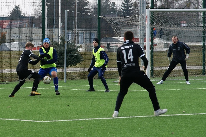 Piłkarska sobota sparingowa. Grały drużyny trzeciej i czwartej ligi. Nie zabrakło niespodzianek (ZDJĘCIA Z MECZU CZARNYCH POŁANIEC)