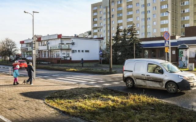 Mieszkańcy Fordonu alarmują, że lampy które mają doświetlać przejścia dla pieszych, nie działają. Tak jest przy Twardzickiego/Teski.