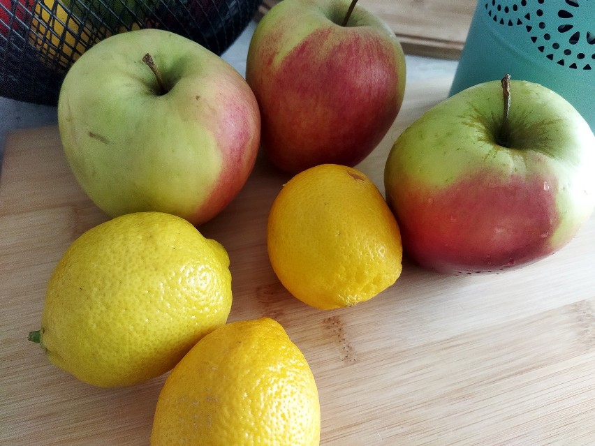 Przygotowanie koktajlu zacznij od umycia jabłka, cytryny i...