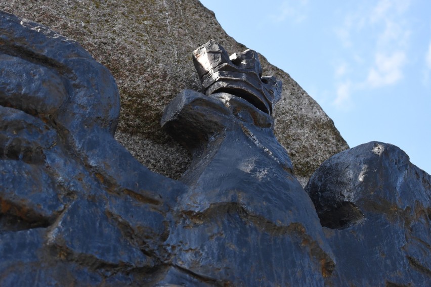Na pomniku "Harcerzom poległym za Ojczyznę" na Skwerze Szarych Szeregów w Kielcach widniejący na nim orzeł doczekał się korony
