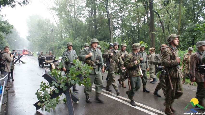 Rekonstruktorzy dysponowali pojazdami, wyposażeniem i...