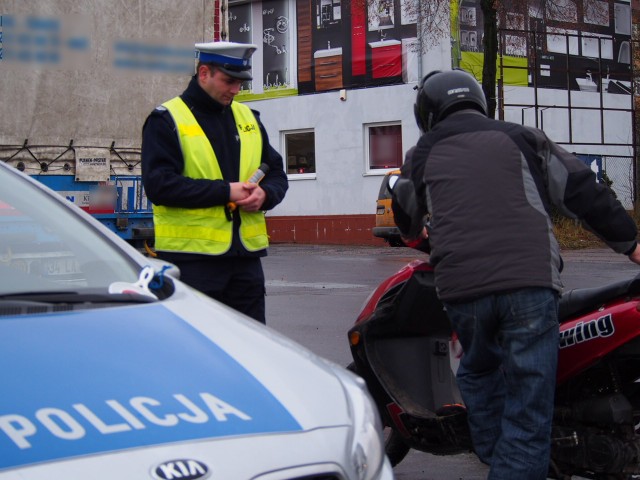 Policjanci ze świebodzińskiej drogówki przyjrzeli się realizacji obowiązku jazdy z włączonymi światłami