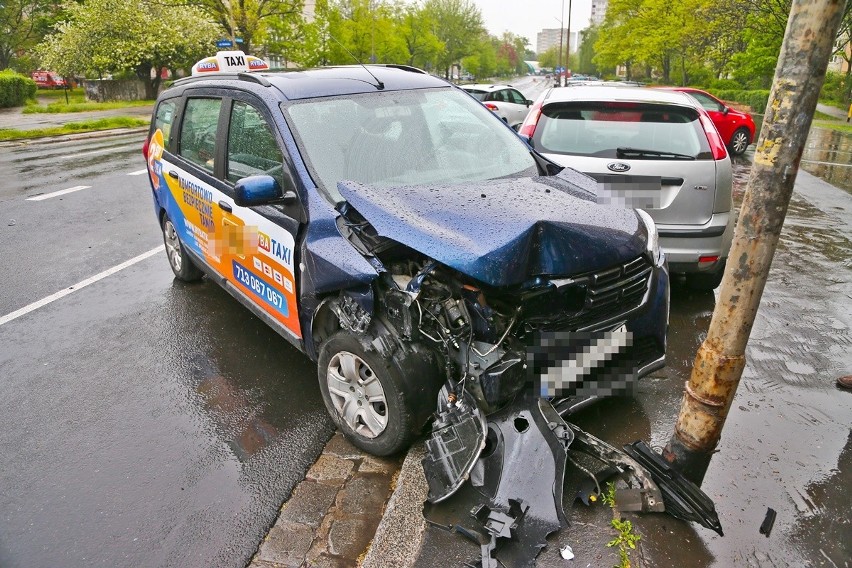 Wypadek na Zachodniej we Wrocławiu. Zderzyły się osobówka i...