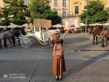 Kraków. Protestują na Rynku Głównym przeciwko wykorzystywaniu koni dorożkarskich [ZDJĘCIA]