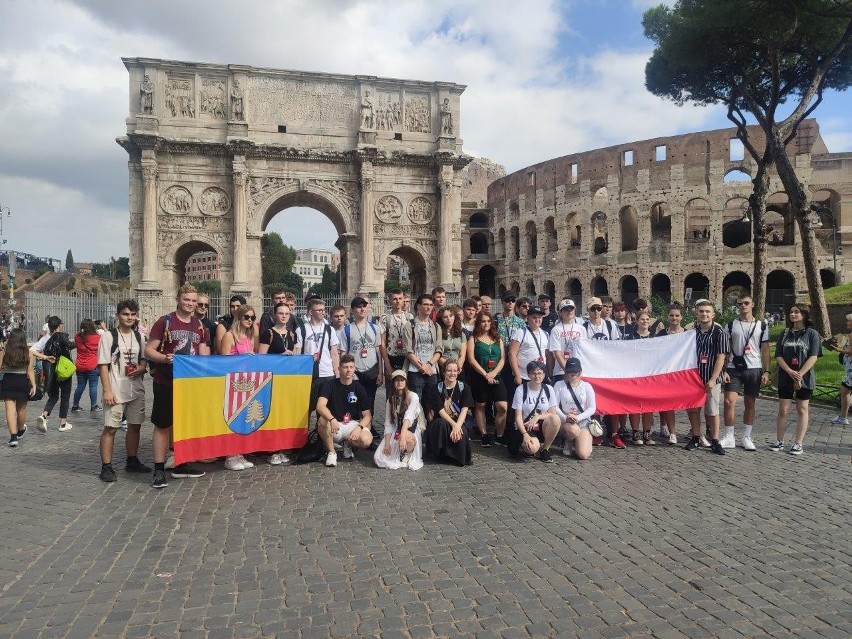 Wycieczka uczniów z Niska w Rzymie, w tle Koloseum
