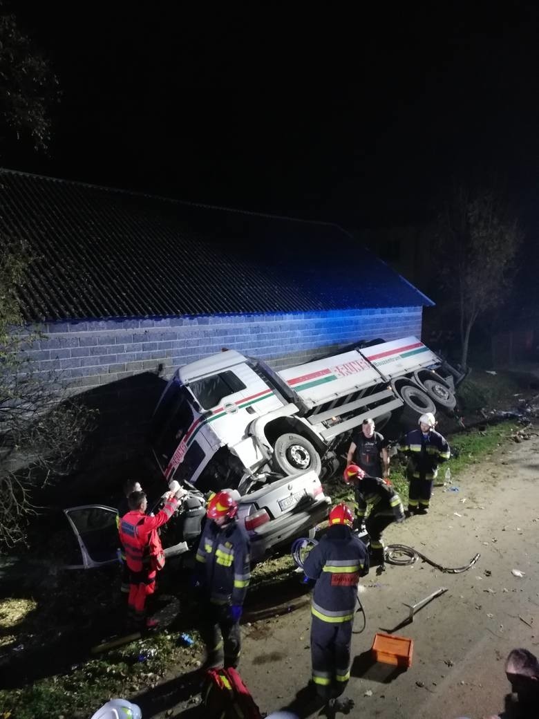 Tragiczny wypadek w Niegardowie koło Proszowic. 20-letnia pasażerka osobówki walczy o życie w krakowskim szpitalu 26 10