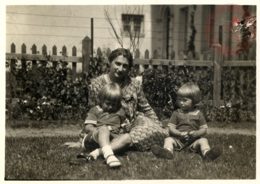 Na zdjęciu mały Andrzej wraz z matką i z bratem....