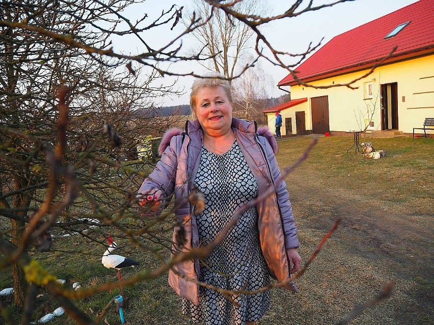 Halina Jaksa  pokazała ekipie swój ogródek. Dumna jest z...