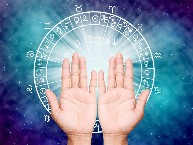 Horoskop dzienny środa 18 sierpnia 2021 roku. Co dla każdego znaku zodiaku zdradza dziś horoskop codzienny na środę 18.8.2021. Co cię dziś czeka? Wróżka Ekspiria ma dla ciebie odpowiedź.