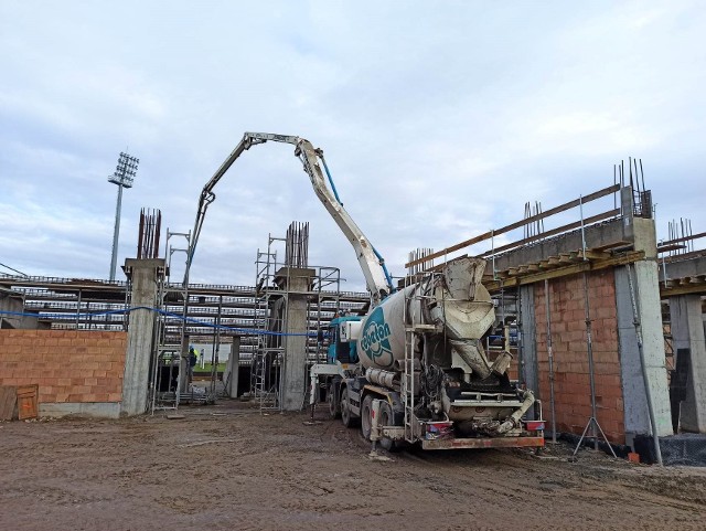 Stadion Sandecji mimo problemów powstaje. Czy będzie gotowy w połowie 2023 roku? Takie są plany