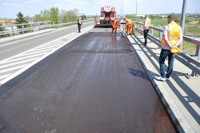 Z Rządowego Funduszu Rozwoju Dróg w 2023 roku skorzysta m.in. powiat oleśnicki, kamiennogórski i gmina Wleń. Sprawdź, w jakim miejscach jakie ulice zostaną wyremontowane.