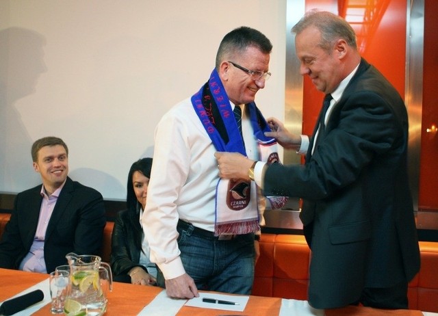Bronisław Bajcar otrzymał wczoraj od prezesa Andrzeja Twardowskiego  klubowy szalik.