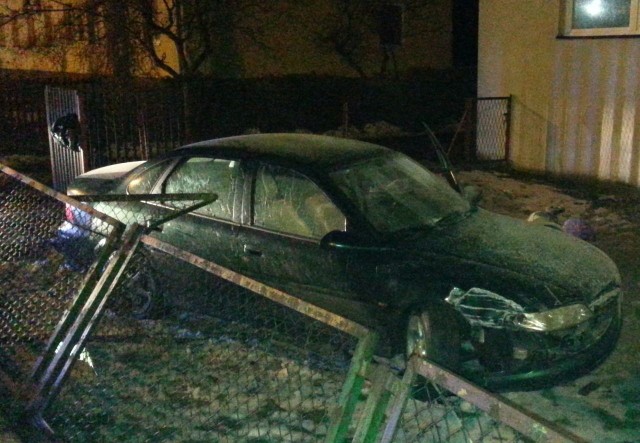 W nocy z piątku na sobotę, tuż po północy, piscy policjanci otrzymali informację, że na ul. Olsztyńskiej w Piszu pojazd wjechał na prywatną posesję uszkadzając płot.Na miejscu funkcjonariusze zobaczyli pojazd marki Opel Vectra, który stał na trawniku tuż pod oknami mieszkańców jednego z domów. Uszkodzony był także płot. Właściciel tego auta, będący na miejscu, twierdził, że to nie on kierował oplem, ale jego kolega, który gdzieś uciekł. Mężczyzna dodał, że kierujący prawdopodobnie nie dostosował prędkości do warunków drogowych. Zjechał z głównej drogi, przejechał przez chodnik, uderzył w płot, który zniszczył i zaparkował na trawniku.