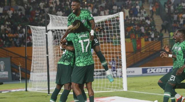 Reprezentanci Nigerii celebrują zdobycie bramki przez Ademoliego Lookmana w 1/8 finału Pucharu Narodów Afryki z Kamerunem (2:0)