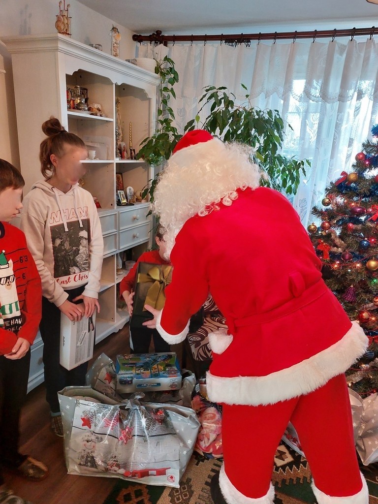 Powiat ostrołęcki. Święty Mikołaj odwiedził dzieci w rodzinach zastępczych. Zdjęcia