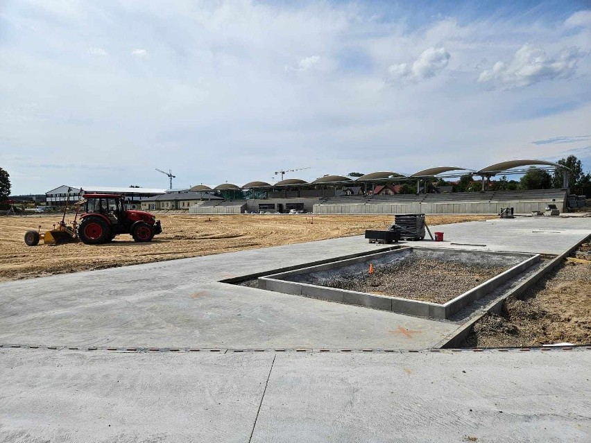 Duży postęp prac podczas generalnej modernizacji stadionu Oskara Przysucha. Remontowany stadion zmienia wygląd. Zobaczcie zdjęcia