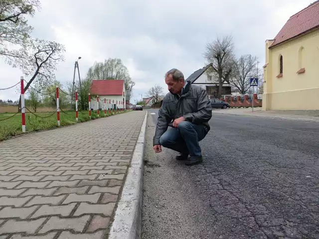 Zdzisław Chodorski, sołtys Konina Żagańskiego chce, żeby firma zajmująca się zimowym utrzymaniem drogi przez wieś uprzątnęła piach. Szef zakładu twierdzi, że ma na to czas.
