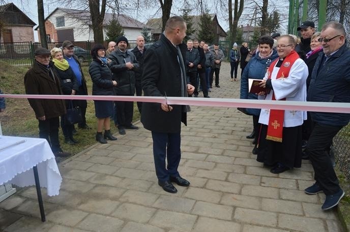 Karol Burek – wójt gminy Rzeczniów dokonuje symbolicznego...