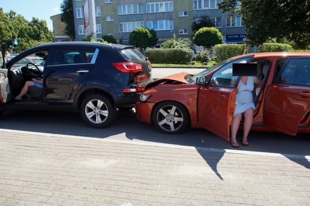 Dzisiaj (24.07) przy ulicy Garncarskiej w Słupsku doszło do niegroźnej kolizji 2 samochodów osobowych. W stojące na światłach auto marki Kia uderzyła kierująca Volvo. W zdarzeniu na szczęście nikt nie odniósł poważniejszych obrażeń. 