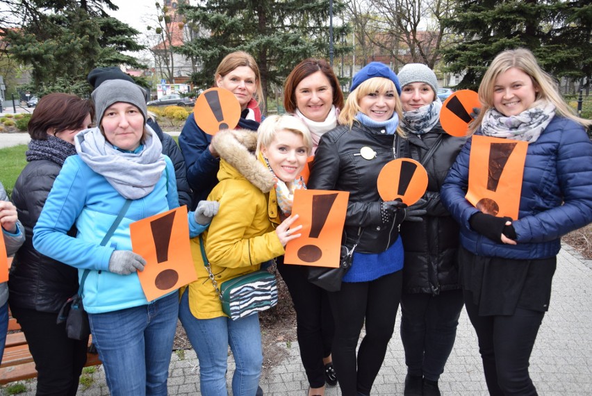 300 osób przyszło okazać wsparcie dla nauczycieli. Spontaniczna manifestacja w Kędzierzynie-Koźlu (zdjęcia)