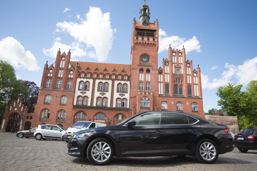 Zobacz limuzyny słupskiego ratusza. Jedno auto jest na sprzedaż